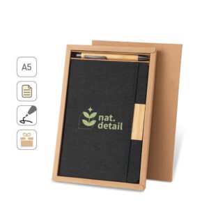 Conjunto composto por um caderno A5 de capa rígida e uma caneta esferográfica em bambu
